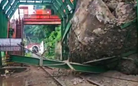 हरिद्वार में भूस्खलन के बाद दहशत में लोग, रेलवे ट्रैक पर आया पहाड़ का मलबा