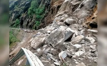 उत्तराखंड में बाढ़ और लैंडस्लाइड, धरती में समाया पहाड़