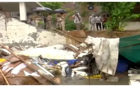 जैतपुर में भारी बारिश के बाद दीवार गिरी, दीवार गिरने से 7 लोगों की मौत, कई घायल