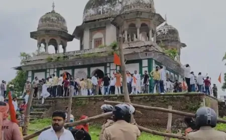 फतेहपुर में मकबरे पर विवाद: मंदिर होने का दावा, पूजा के दौरान तोड़फोड़ से बढ़ा तनाव