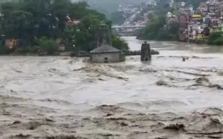 देशभर में बारिश से हाल-बेहाल, पहाड़ों से मैदान तक पानी ही पानी