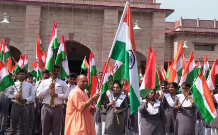 लखनऊ में 'हर घर तिरंगा' अभियान का शुभारंभ, CM योगी आदित्यनाथ ने अपने आवास पर फहराया तिरंगा