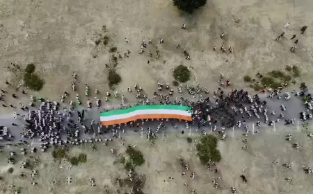 जम्मू-कश्मीर के शोपियां में निकाली गई तिरंगा रैली, स्कूली बच्चों ने लिया हिस्सा