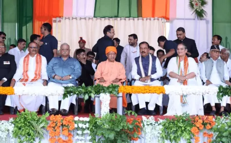 CM योगी ने स्वतंत्रता दिवस कार्यक्रम में प्रस्तुति देने वाले कलाकारों को किया सम्मानित