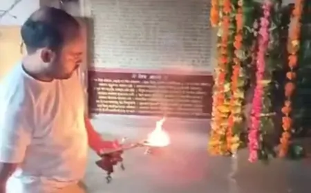 प्राचीन नीली छतरी वाले मंदिर में घुसा यमुना के बाढ़ का पानी