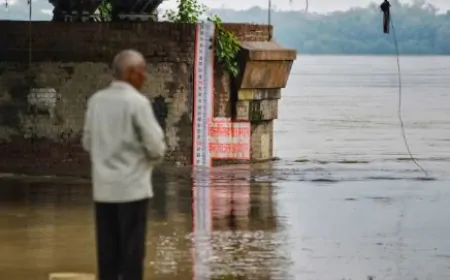 खतरे के निशान से ऊपर पहुंची यमुना नदी,  दिल्ली के कई इलाकों में मंडराया बाढ़ का खतरा