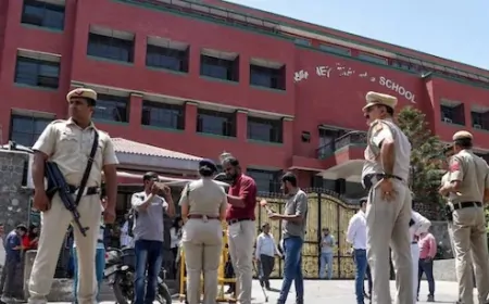 दिल्ली के पांच स्कूलों को बम से उड़ाने की धमकी, पुलिस मौके पर तैनात