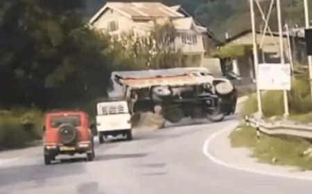 कुल्लू-मनाली हाईवे पर पलटा सीमेंट से भरा ट्रक, हादसे का वीडियो हुआ वायरल