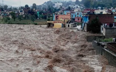 जम्मू-कश्मीर में कुदरत का कहर, बाढ़ और बारिश से बिगड़े हालात, 4 लोगों की मौत