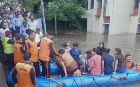 जम्मू के गाड़ीगढ़ में बाढ़ का प्रकोप, सेना के जवानों ने संभाला मोर्चा