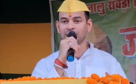 युवक ने लगाया 'अबकी बार तेजस्वी सरकार' का नारा, भड़क गए तेज प्रताप यादव 