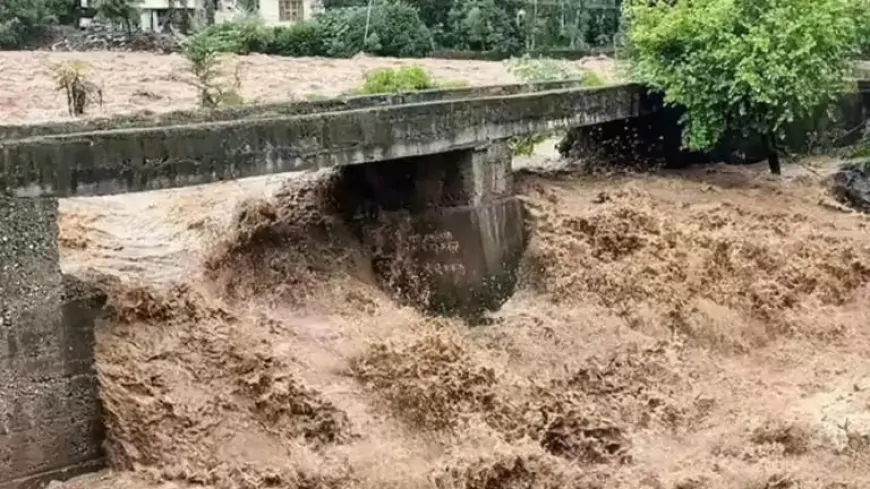 राजौरी में भारी बारिश के बाद बाढ़, तेज बहाव में बहे शख्स की तलाश जारी