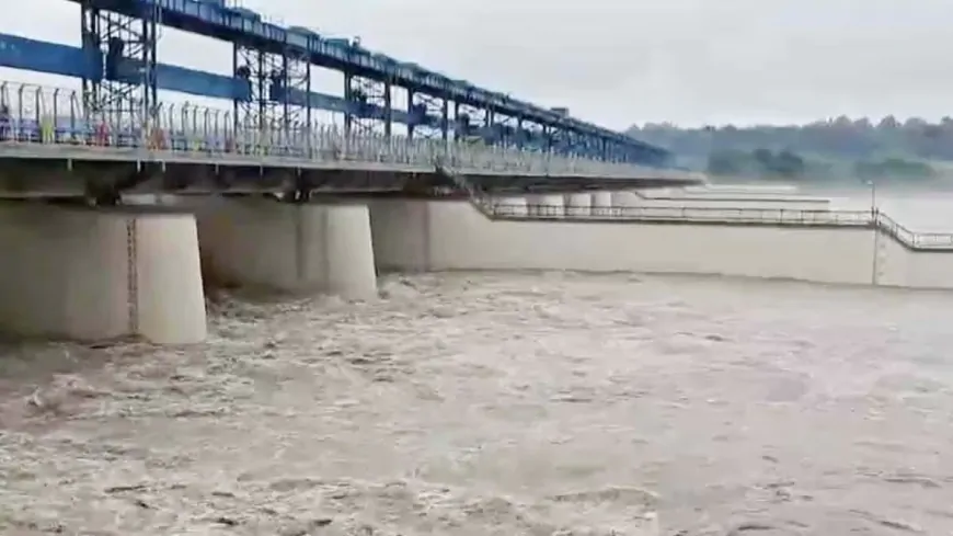 हरिद्वार में लगातार बढ़ रहा गंगा का जलस्तर, स्थानीय लोगों को सतर्क रहने की अपील  