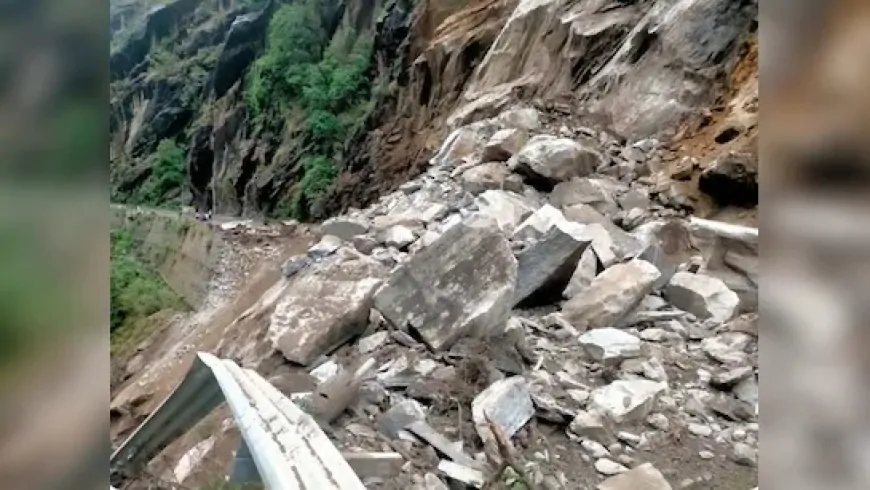 उत्तराखंड में बाढ़ और लैंडस्लाइड, धरती में समाया पहाड़