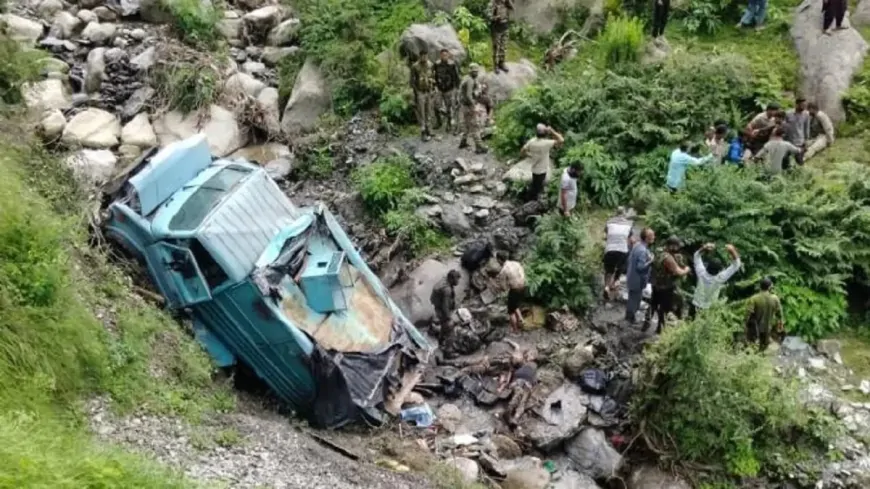 जम्मू-कश्मीर के उधमपुर में दर्दनाक हादसा, CRPF जवानों को लेकर जा रही गाड़ी दुर्घटनाग्रस्त
