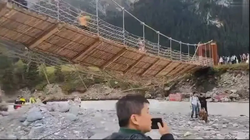 सस्पेंशन ब्रिज की रस्सी टूटी, धड़ाधड़ नदी में गिरने लगे लोग