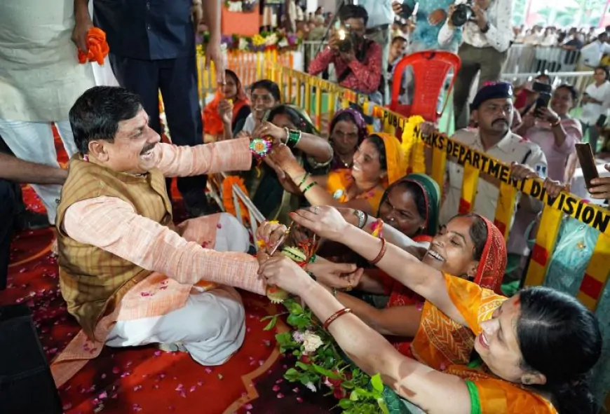 CM डॉ. मोहन यादव को महिलाओं ने बांधी राखी