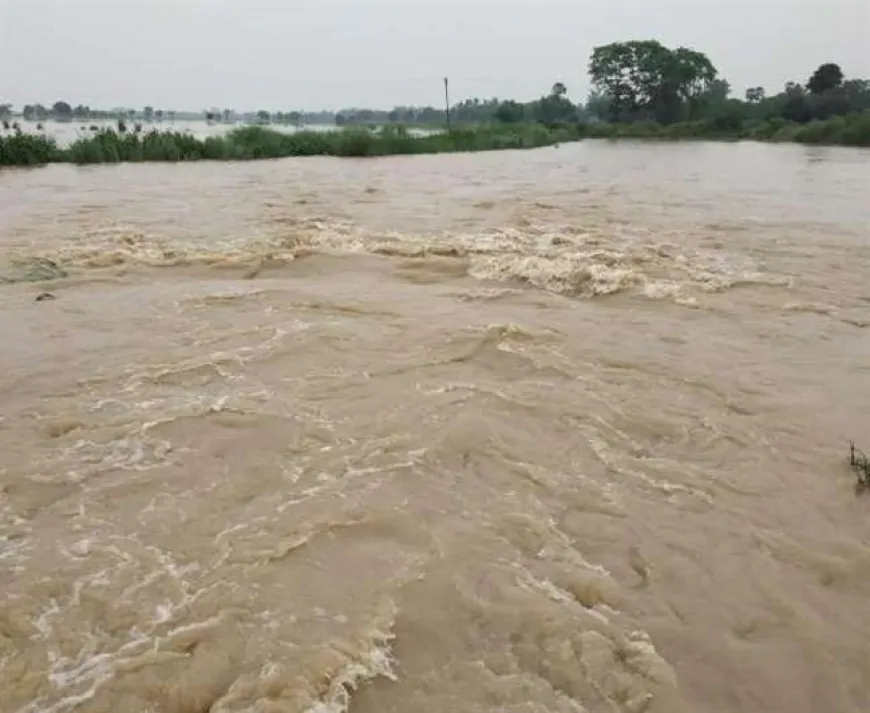 भारी बारिश के बाद उफान पर तमसा नदी, तमसा नदी का जलस्तर बढ़ने से मंडराया बाढ़ का खतरा