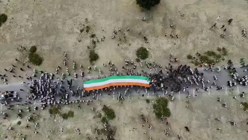 जम्मू-कश्मीर के शोपियां में निकाली गई तिरंगा रैली, स्कूली बच्चों ने लिया हिस्सा