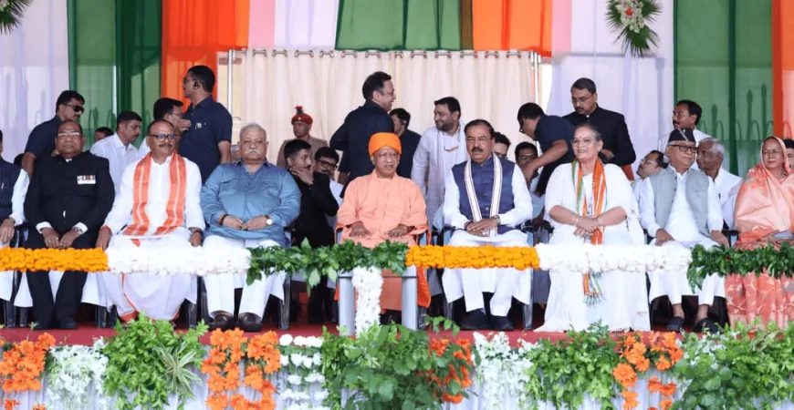 CM योगी ने स्वतंत्रता दिवस कार्यक्रम में प्रस्तुति देने वाले कलाकारों को किया सम्मानित