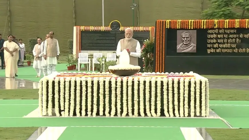 पूर्व PM अटल बिहारी वाजपेयी की पुण्यतिथि पर राष्ट्रपति और PM मोदी ने दी श्रद्धांजलि