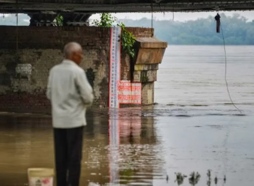 खतरे के निशान से ऊपर पहुंची यमुना नदी,  दिल्ली के कई इलाकों में मंडराया बाढ़ का खतरा