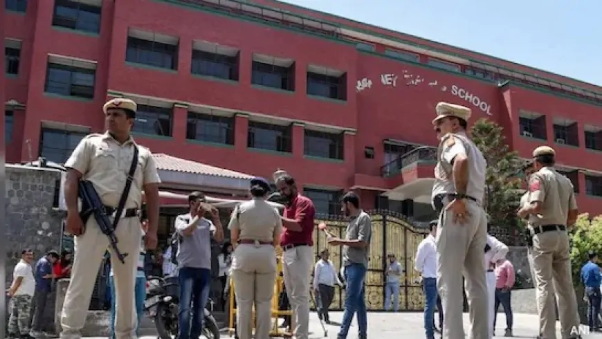 दिल्ली के पांच स्कूलों को बम से उड़ाने की धमकी, पुलिस मौके पर तैनात