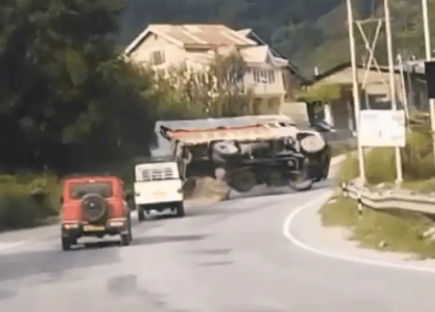 कुल्लू-मनाली हाईवे पर पलटा सीमेंट से भरा ट्रक, हादसे का वीडियो हुआ वायरल