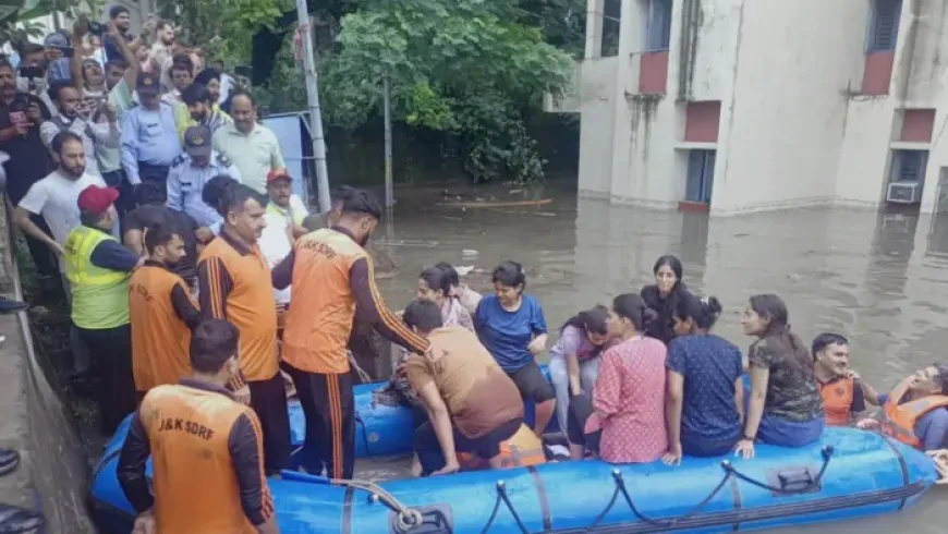 जम्मू के गाड़ीगढ़ में बाढ़ का प्रकोप, सेना के जवानों ने संभाला मोर्चा