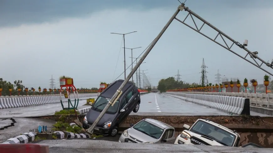 भारी बारिश से तवी नदी पर बना पुल ढहा, DC ने मौके पर पहुंचकर स्थिति का लिया जायजा