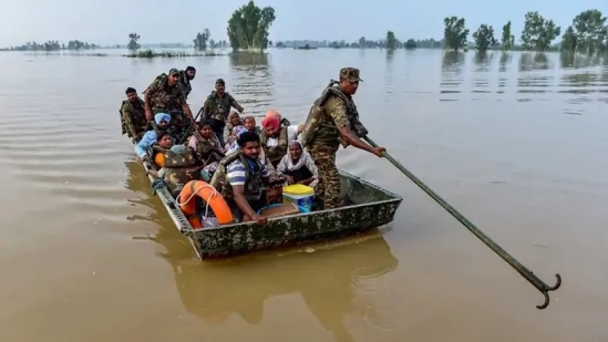 फिरोजपुर में बाढ़ रेस्क्यू के दौरान पलटी सेना की नाव, सेना के जवानों ने 10 लोगों की बचाई जान 