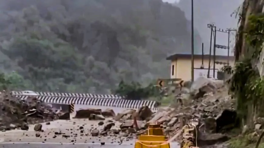 जम्मू के रियासी और रामबन जिले में लैंडस्लाइड, 7 शव बरामद, कई लोग लापता