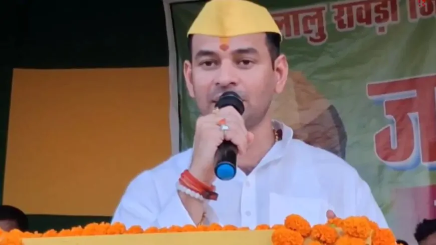 युवक ने लगाया 'अबकी बार तेजस्वी सरकार' का नारा, भड़क गए तेज प्रताप यादव 