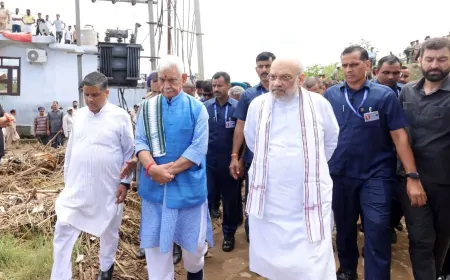 गृह मंत्री ने जम्मू-कश्मीर के बाढ़ प्रभावित इलाकों का किया दौरा, बाढ़ पीड़ितों से की मुलाकात