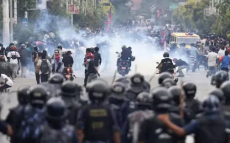 नेपाल में युवाओं का विरोध प्रदर्शन, 20 की मौत, देखते ही गोली मारने का आदेश