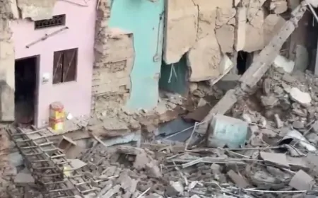 दिल्ली के पंजाबी बस्ती इलाके में गिरी 4 मंजिला इमारत