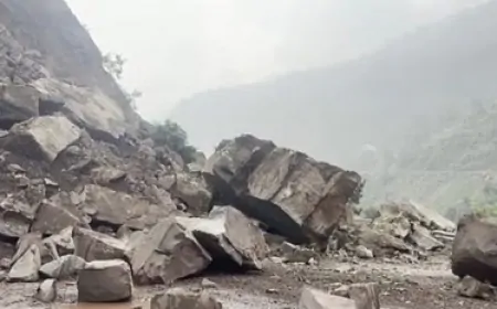 जम्मू-श्रीनगर नेशनल हाईवे कई जगहों से हुआ बाधित, प्रशासन ने लोगों से की सतर्क रहने की अपील 