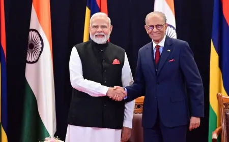 मॉरीशस के PM रामगुलाम वाराणसी पहुंचे , राज्यपाल आनंदीबेन पटेल ने किया स्वागत