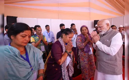 PM मोदी ने उत्तराखंड में बाढ़ पीड़ितों से की मुलाकात, हर संभव मदद का दिया आश्वासन 