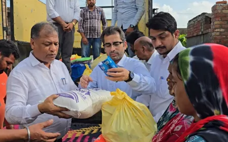 बाढ़ के बाद पीड़ितों की मदद के लिए बढ़े हाथ, सिविल जज ने टीम के साथ मिलकर बांटी राहत सामग्री