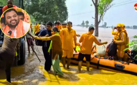 बाढ़ प्रभावित गांव पहुंचे भजन गायक कन्हैया मित्तल, बाढ़ पीड़ितों को वितरित की राहत सामग्री