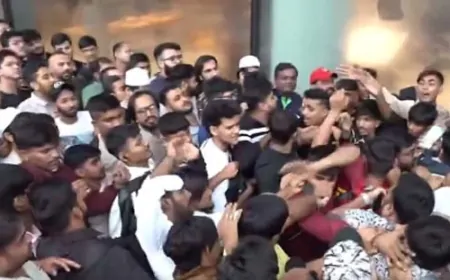 iPhone 17 की सेल शुरू होते ही Apple स्टोर में मचा हंगामा, चले लात-घूंसे