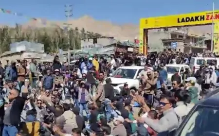 लेह में छात्रों और पुलिस के बीच हिंसक झड़प, प्रदर्शनकारियों ने पुलिस पर किया पथराव, CRPF की गाड़ी फूंकी