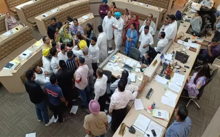 चंडीगढ़ नगर निगम हाउस में हंगामा, कांग्रेस और आप पार्षद जमीन पर बैठे