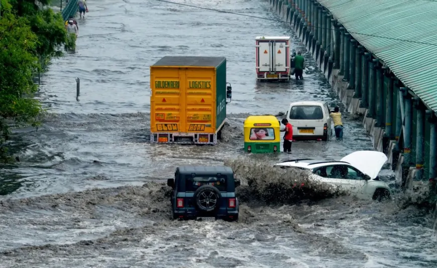 मूसलाधार बारिश के बाद गुरुग्राम में जलभराव, दरिया में तब्दील हुईं साइबर सिटी की सड़कें