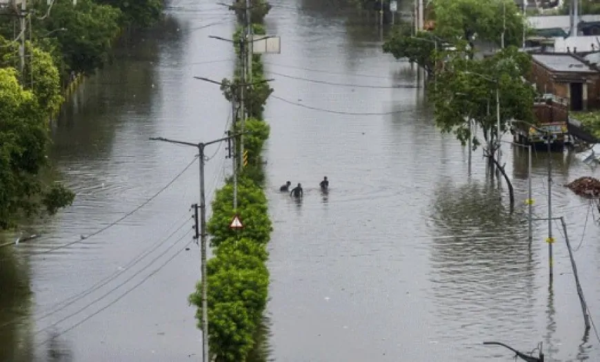 अमृतसर-जालंधर हाईवे पर फ्लाईओवर का हिस्सा गिरा, घरों में घुसा मलबा और पानी