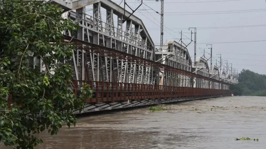 दिल्ली में मंडराया बाढ़ का खतरा, लगातार बढ़ रहा दिल्ली में यमुना का जलस्तर