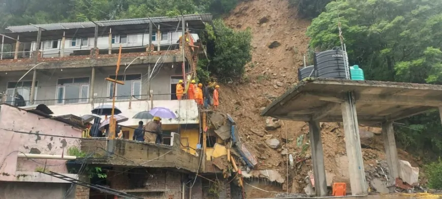 भारी बारिश के बाद कुल्लू में लैंडस्लाइड, मकान गिरने से कई लोग मलबे में दबे
