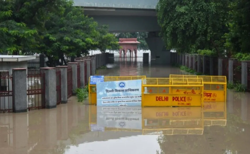 बाढ़ में डूबी राजधानी दिल्ली, 18 हजार से ज्यादा लोग प्रभावित, बसाई गई टेंट सिटी
