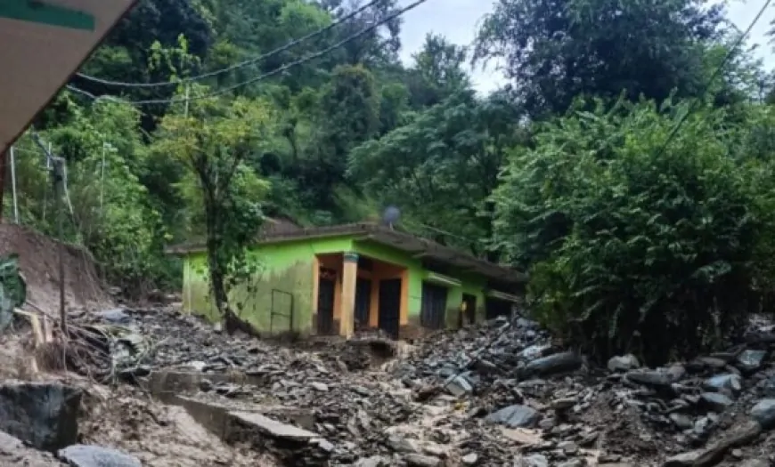 उत्तरकाशी में फटा बादल, कई घरों-दुकानों में घुसा मलबा और पानी